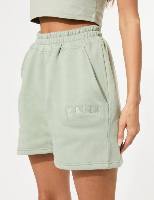 Kaiia Sweat Logo Shorts in Sage Green Angebot – Bild 5